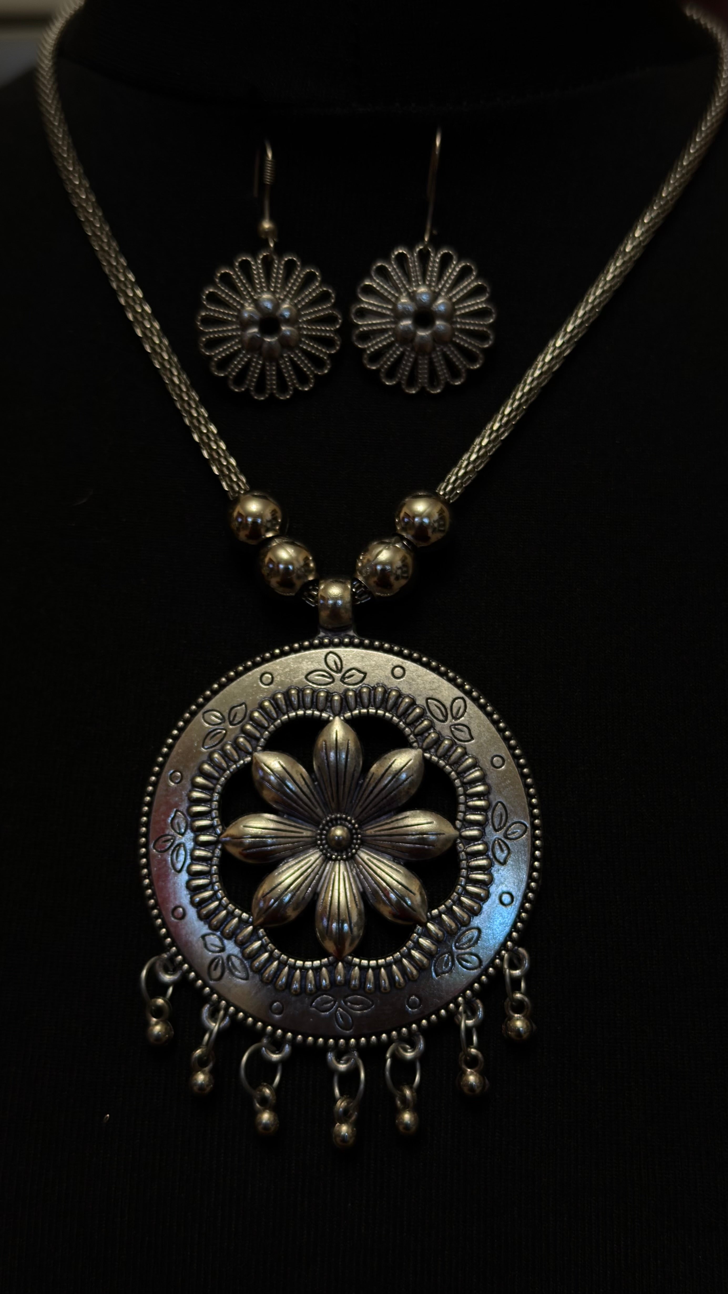 Pendant and earrings set