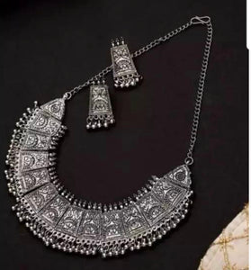 Necklace and earrings set