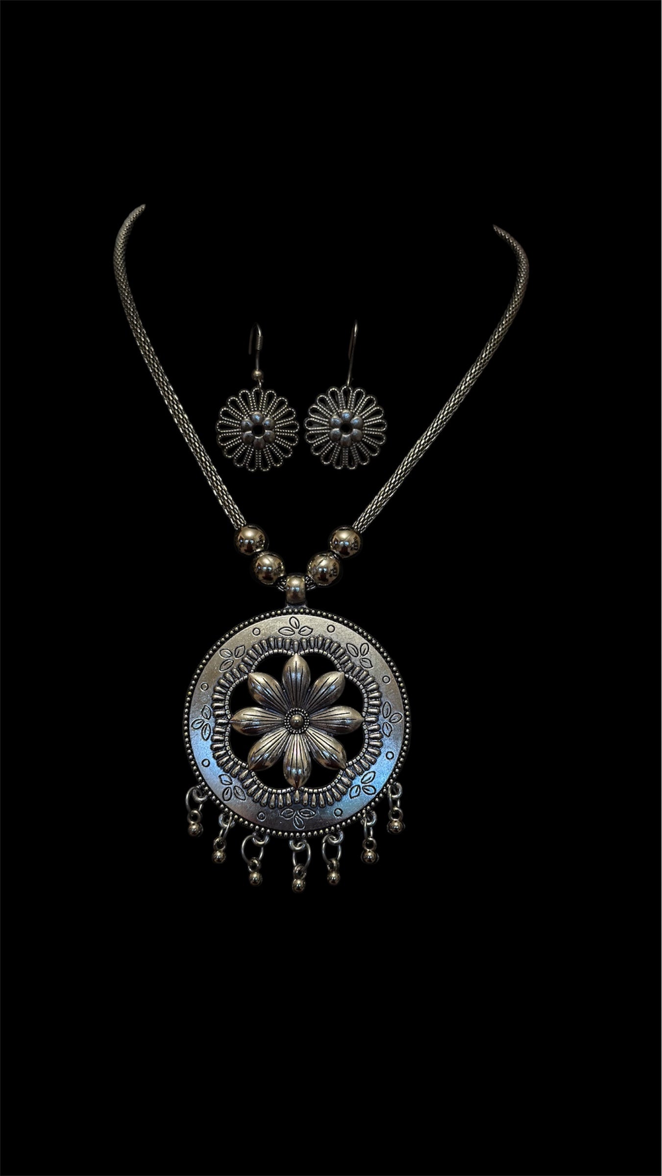Pendant and earrings set