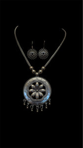 Pendant and earrings set